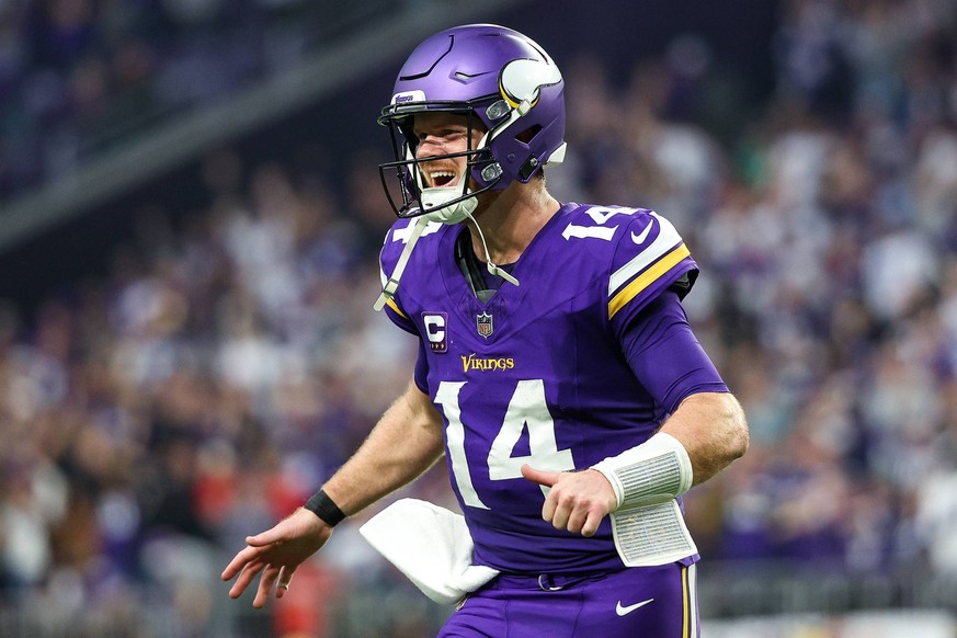 NFL, American Football Herren, USA Atlanta Falcons at Minnesota Vikings Dec 8, 2024 Minneapolis, Minnesota, USA Minnesota Vikings quarterback Sam Darnold 14 celebrates running back Aaron Jones 33 touc ...