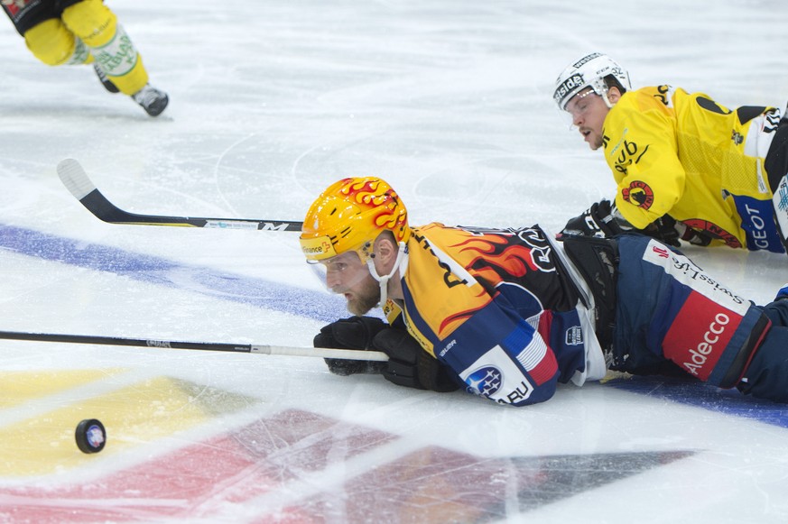 Zuerichs Fredrik Pettersson, links, am Boden mit Berns Gaetan Haas, rechts, im vierten Eishockey Playoff-Halbfinalspiel der National League zwischen den ZSC Lions und dem SC Bern, am Montag, 2. April  ...