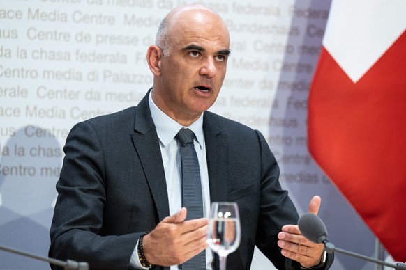 Bundesrat Alain Berset spricht an einer Medienkonferenz zur Aenderung des Bundesgesetzes ueber die Alters- und Hinterlassenenversicherung (AHV 21), am Montag, 27. Juni 2022, in Bern. (KEYSTONE/Peter S ...