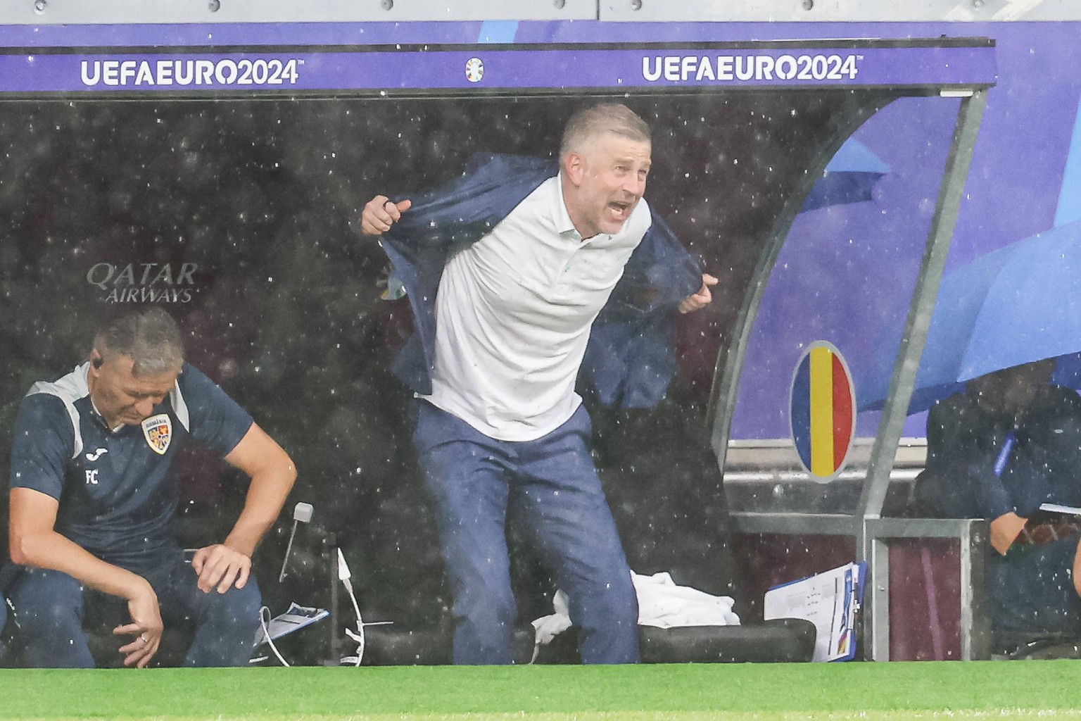 Edward Iordanescu Rumaenien, Trainer im Regen GER, Slovakia SVK vs. Romania ROU, Fussball Europameisterschaft, UEFA EURO, EM, Europameisterschaft,Fussball 2024, Gruppe E, 3. Spieltag, 26.06.2024 GER,  ...