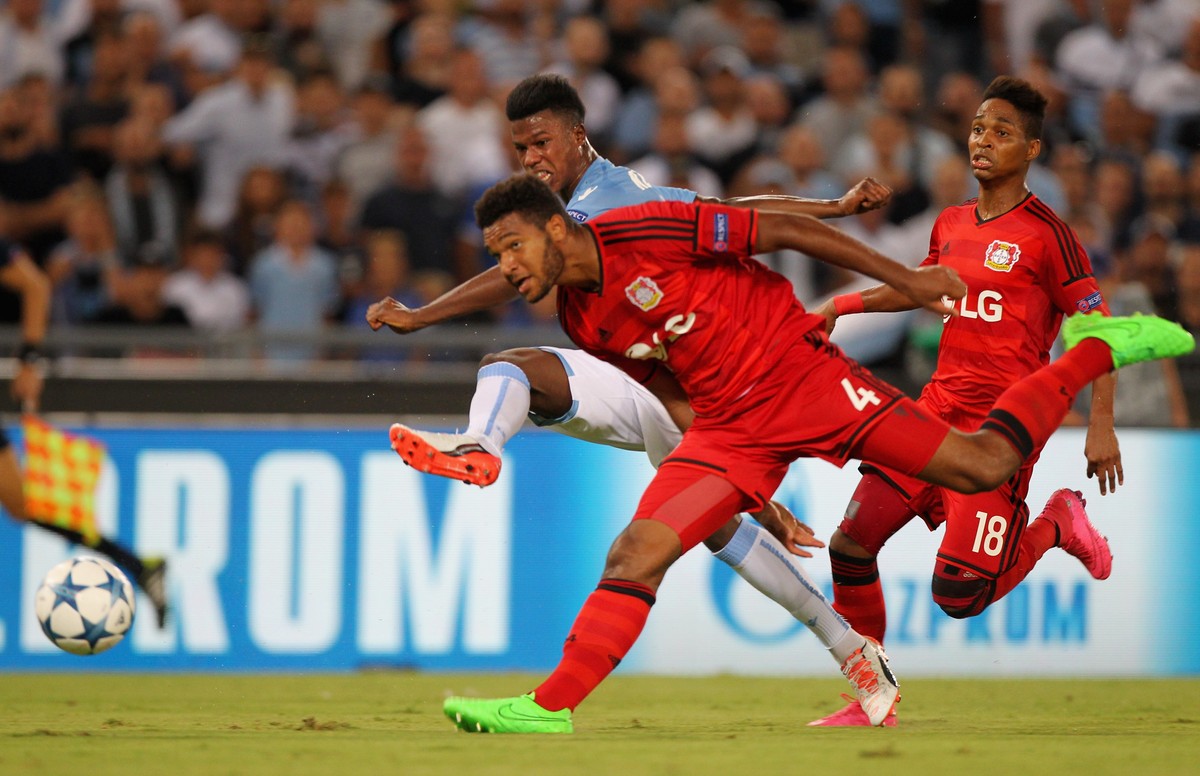 Keita Balde ist den Lazio-Fans recht, doch die dunkelhäutigen Leverkusener Jonathan Tah (4) und Wendell (18) buhten sie aus.