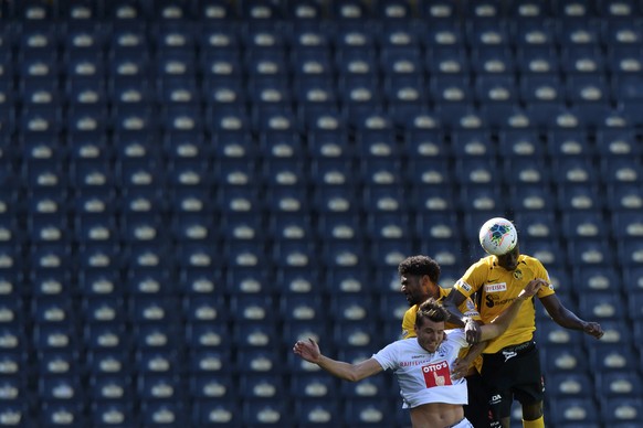 CORONAVIRUS MASSNAHME VERBOT VON GROSSVERANSTALTUNGEN --- Luzerns Pascal Schuerpf, links, gegen YBs Saidy Janko, Mitte, und YBs Mohamed Ali Camara, rechts, im Fussball Meisterschaftsspiel der Super Le ...