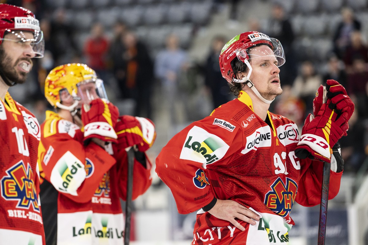 Biels Gaetan Haas, Top Scorer Mike Kuenzle und Luca Cunti, von rechts, zeigen Enttaeuschung nach der Niederlage im vierten Eishockey Playoff-Viertelfinalspiel der National League zwischen dem EHC Biel ...