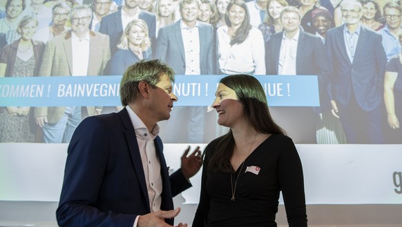 Parteipraesident und Nationalrat Juerg Grossen, BE, rechts, spricht mit Nationalraetin und Fraktionspraesidentin Tiana Moser, ZH, an der Delegiertenversammlung der Gruenliberalen Partei der Schweiz, G ...