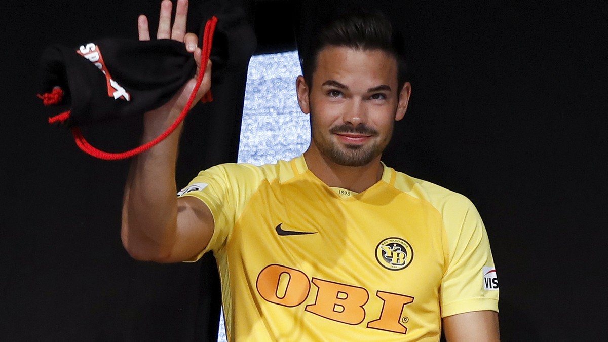 YB-Spieler Marco Buerki kommt auf die Buehne, bei der YB Trikot- und Mannschaftspraesentation, am Samstag, 24. Juni 2017 in Schoenbuehl. (KEYSTONE/Peter Klaunzer)