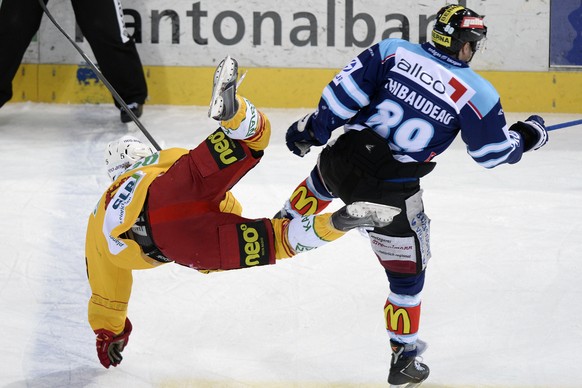 Der Laker Nicolas Thibaudeau, rechts, stoppt den Tiger Yves Mueller, links, beim Auf-/Abstiegsplayoff Eishockey Ligaqualifikationsspiel der NLA/NLB zwischen den Rapperswil-Jona Lakers und den SCL Tige ...