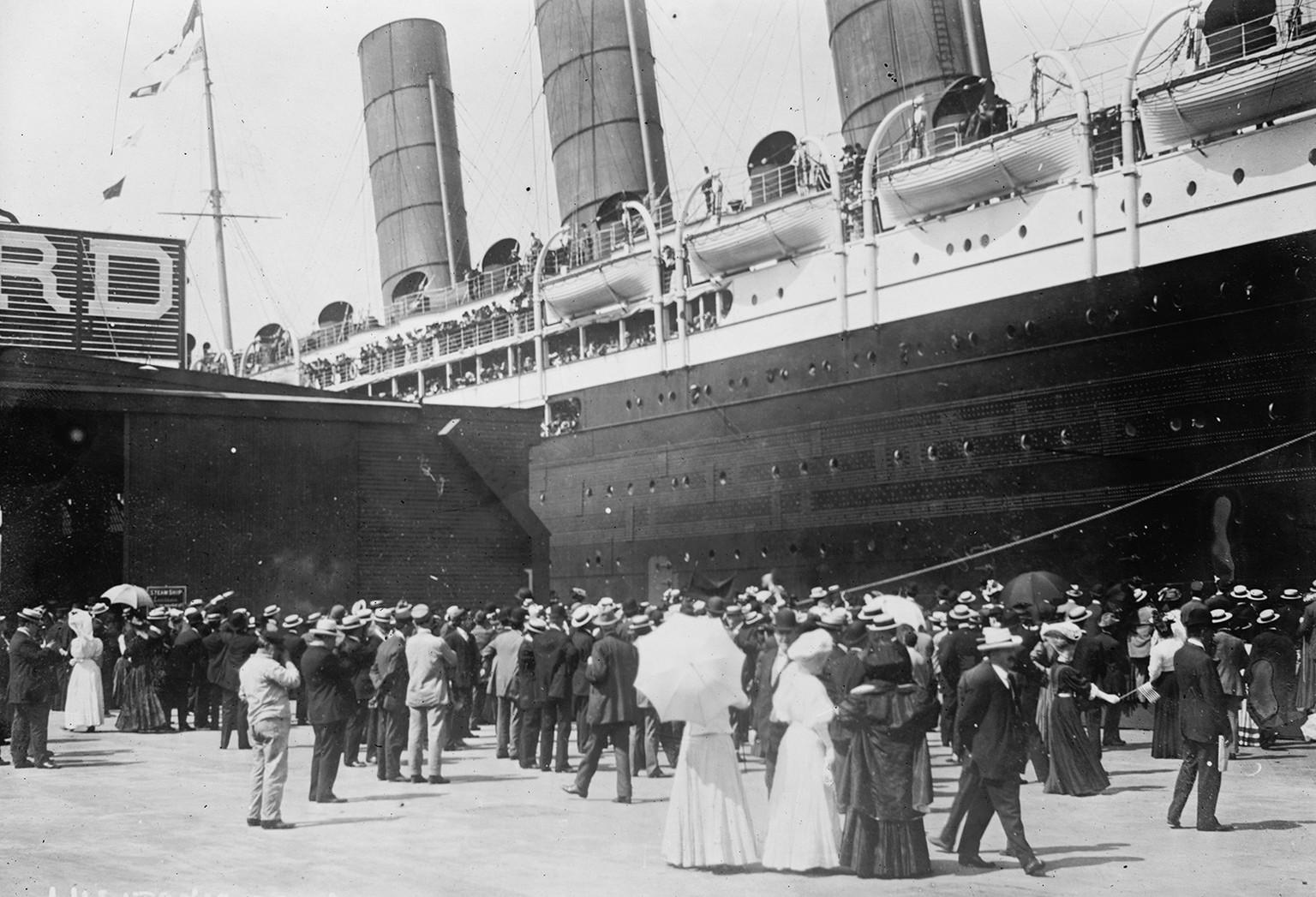 Die Lusitania erreicht den Hafen von New York. Foto vom September 1907.
https://www.loc.gov/resource/ggbain.00082/