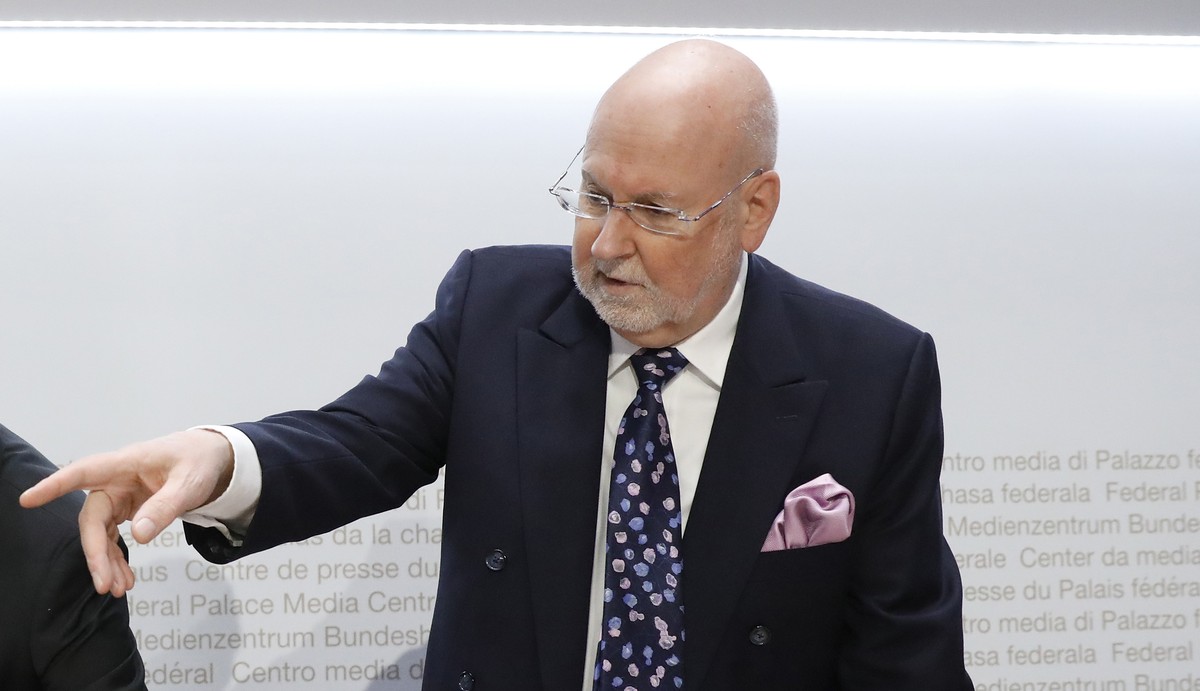 Carl Baudenbacher, ehemaliger Praesident des EFTA-Gerichtshofs, rechts, diskutiert mit Astrid Epiney, Professorin fuer Voelkerrecht, Europarecht und schweizerisches oeffentliches Recht, links, vor ein ...