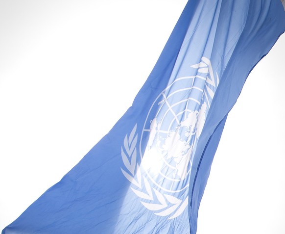 epa04231320 A Chinese soldier salutes the UN flag during a ceremony in Gao, Mali with UN-soldiers from the Netherlands, Bangladesh, China, Senegal and Chad, on Thursday 29 May 2014. On the Internation ...