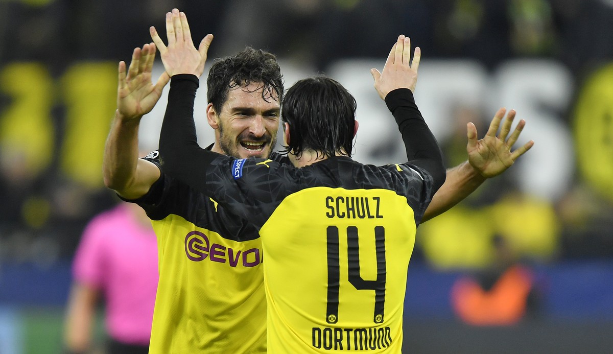 Dortmund's Mats Hummels, left, celebrates with his teammate Nico Schulz at the end of the Champions League group F soccer match between Borussia Dortmund and Inter Milan, in Dortmund, Germany, Tu ...