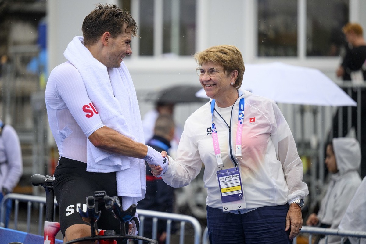 Stefan Bissegger of Switzerland speaks with Swiss President and Federal Councillor Viola Amherd, right, after crossing the finish line during the men's cycling individual time trial at the 2024 P ...