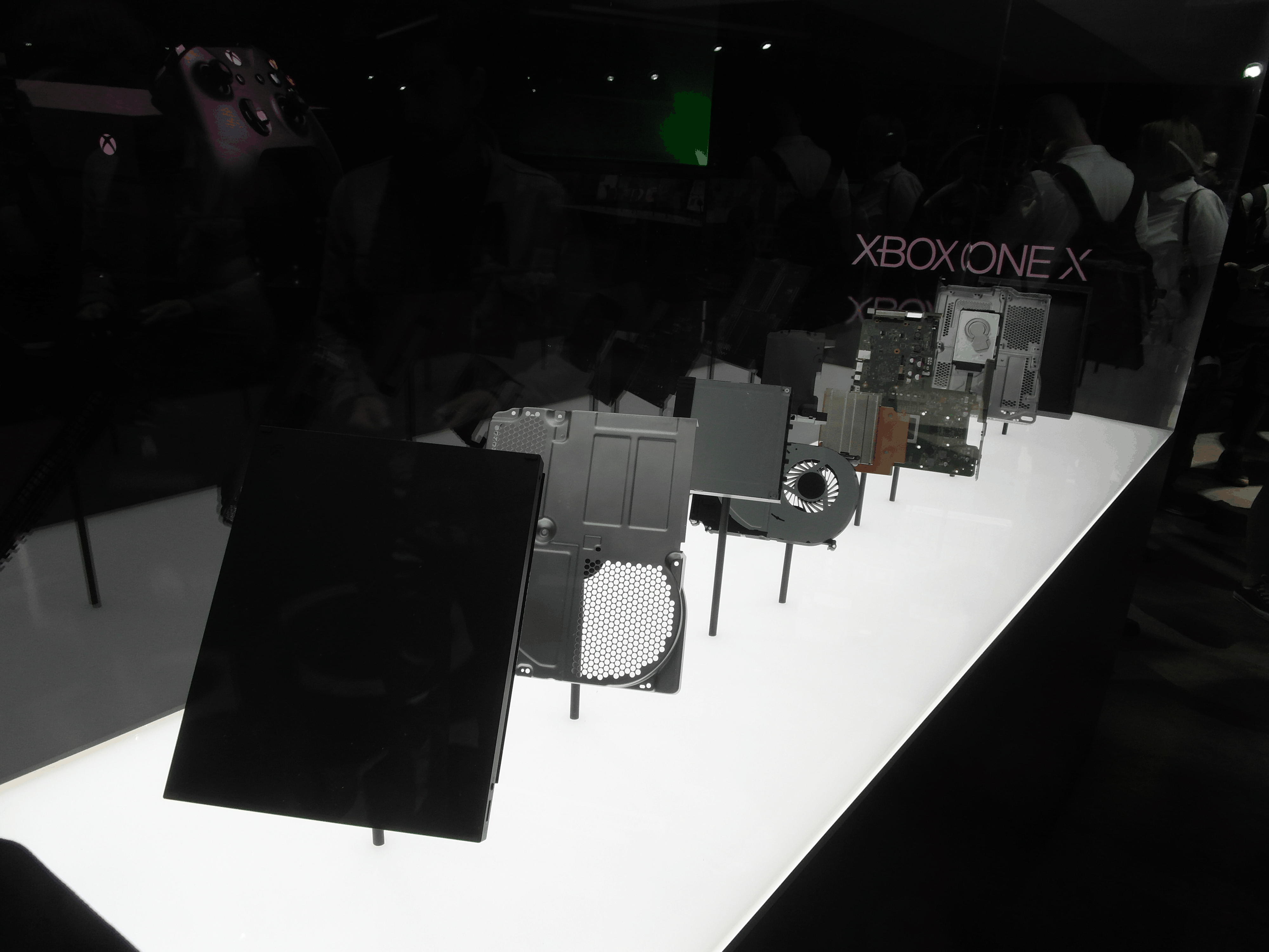 Die Schichten der Xbox One X.