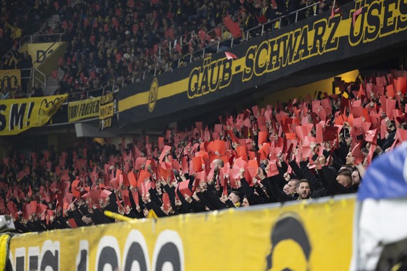 Die Zuschauer protestieren gegen die geplanten Playoffs, vor dem Super League Spiel zwischen dem BSC Young Boys Bern und dem FC St. Gallen, am Samstag 8. Oktober 2022 im Stadion Wankdorf in Bern. (KEY ...
