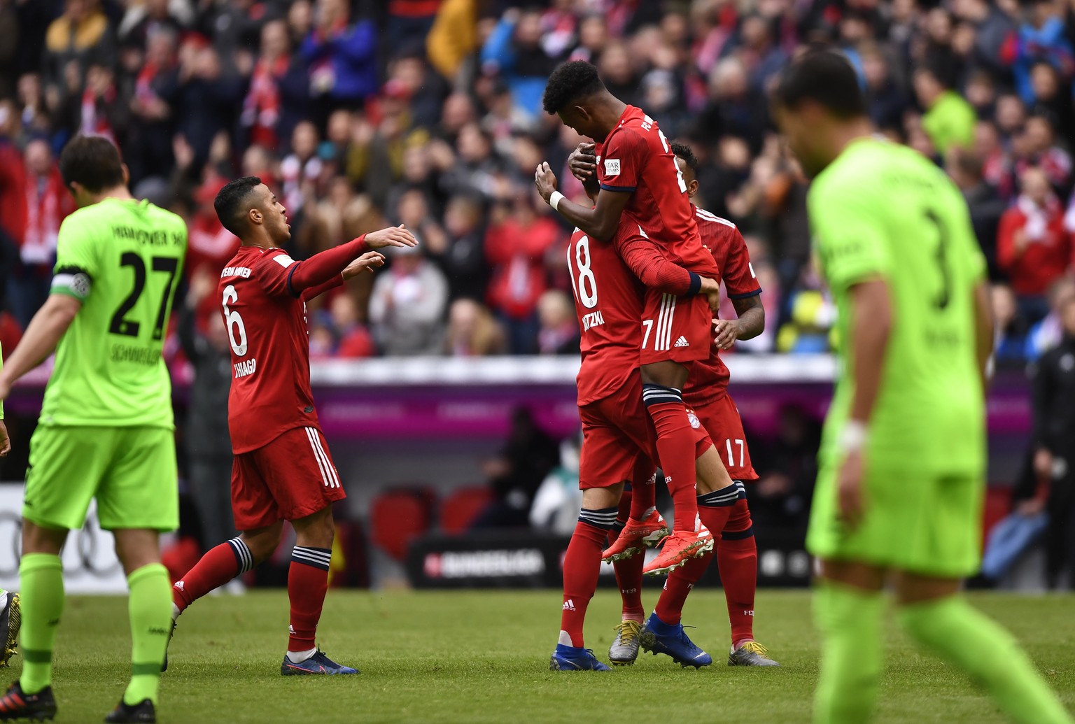 epa07546933 Players of Bayern Munich celebrate a goal during the German Bundesliga soccer match between Bayern Munich and Hannover 96 in Munich, Germany, 04 May 2019. EPA/LUKAS BARTH-TUTTAS CONDITIONS ...