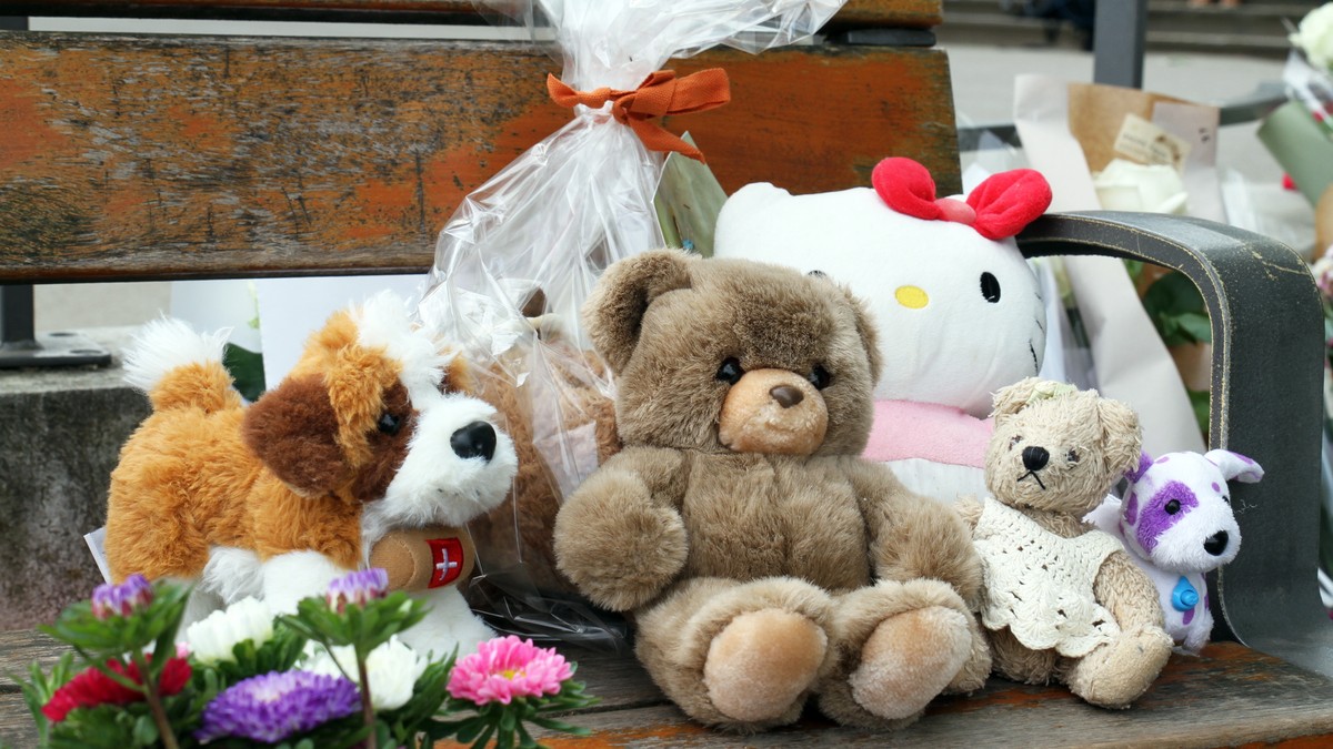 epa10680999 Tributes at the scene of a knife attack in the Paquier d'Annecy park in Annecy, France, 09 June 2023. On 08 June, a man had carried out an attack with a knife injuring at least six pe ...