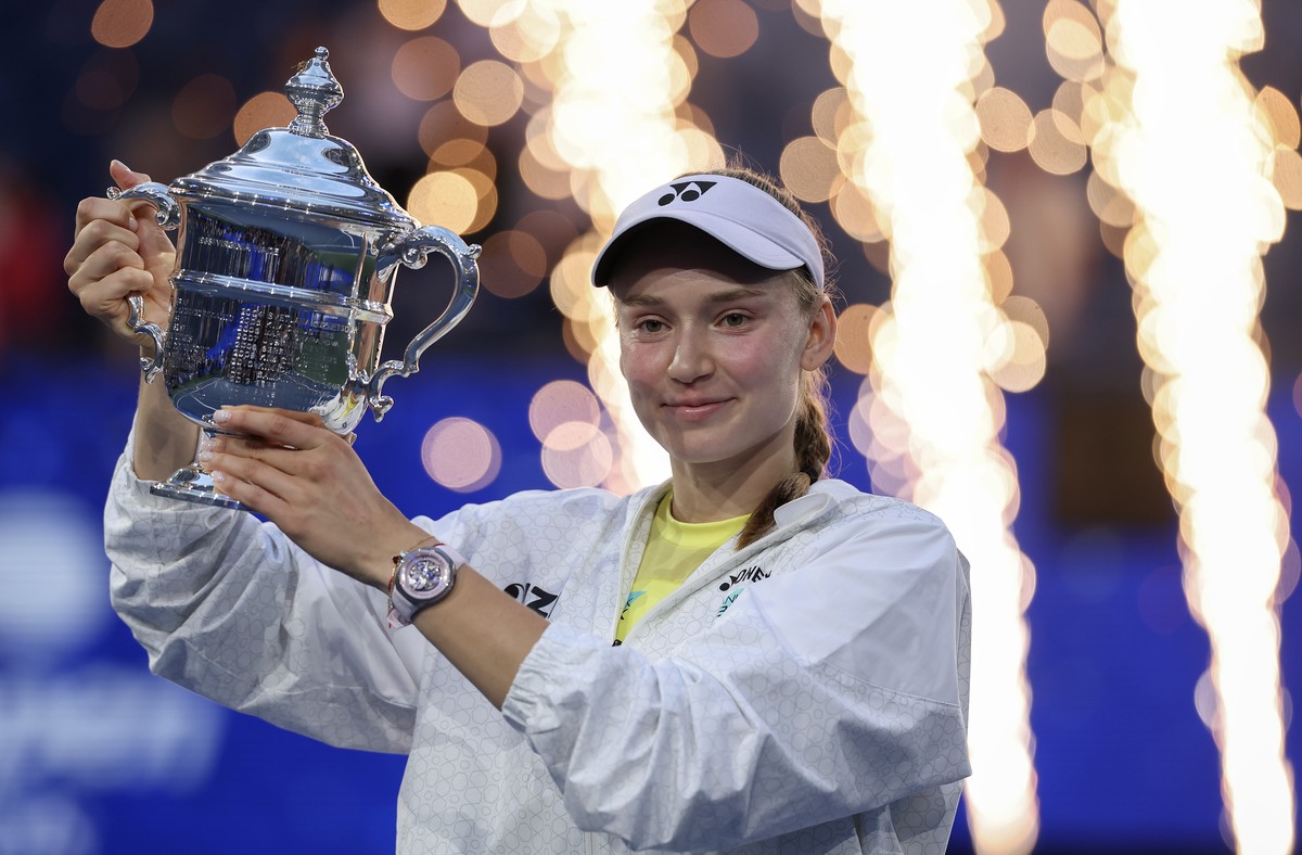 epaselect epa13235660 Elena Rybakina of Kazakhstan poses with the Champions trophy after winning the Women?s Singles Finals of the US Open Tennis Championships in Flushing Meadows, New York, USA, 12 S ...