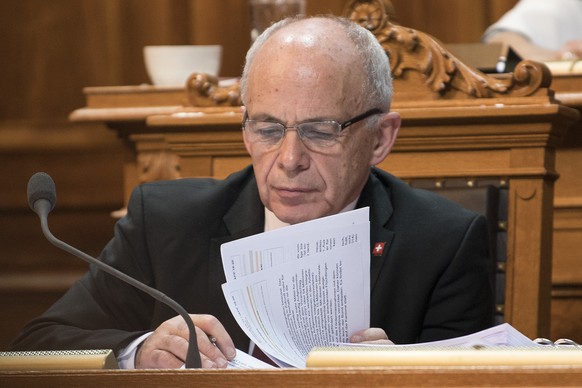 Bundesrat Ueli Maurer studiert seine Akten im Staenderatssaal, an der Wintersession der Eidgenoessischen Raete, am Montag, 5. Dezember 2016, im Staenderat in Bern. (KEYSTONE/Peter Schneider)