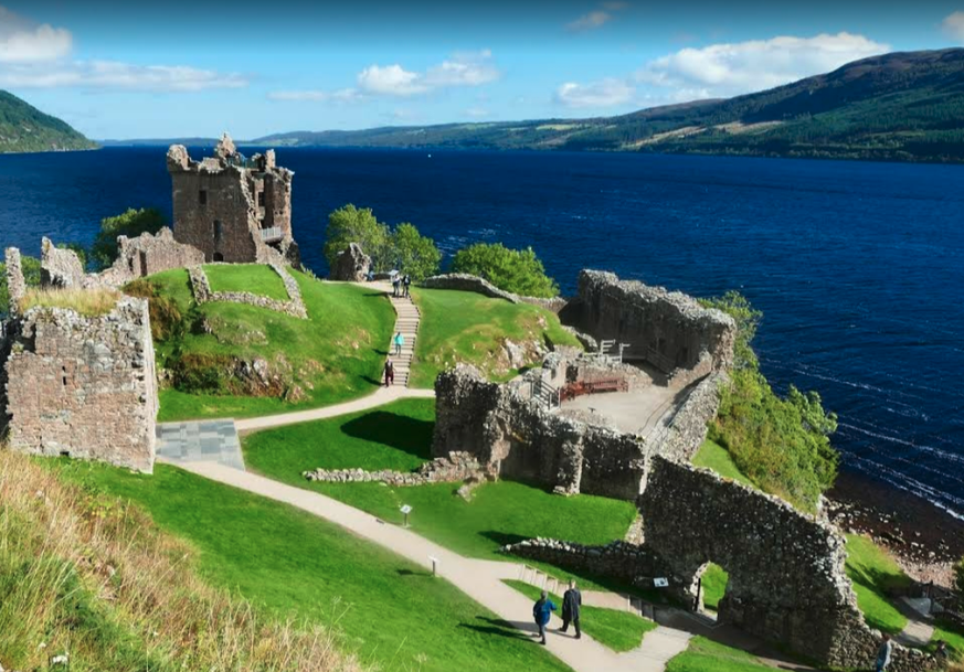 Der See Loch Ness im Schottischen Hochland ist eine Touristenattraktion – vor allem wegen den angeblichen Monstersichtungen.