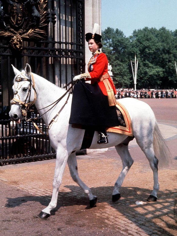 QUE06 - 19630601 - LONDON, UNITED KINGDOM: (FILES) A file picture dated 01 June 1963 of Britian&#039;s Queen Elizabeth II riding side-saddle as she returns to Buckingham Palace, London, after attendin ...