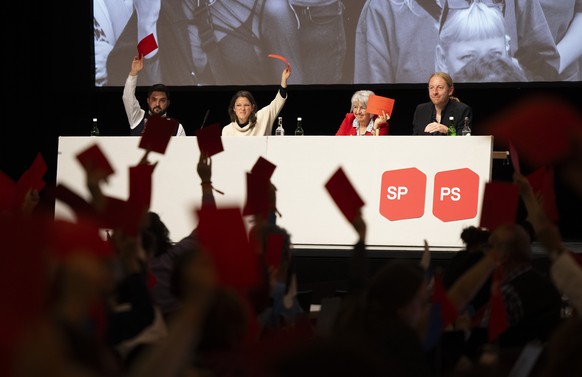 Co-Parteipraesident Cedric Wermuth, Co-Parteipraesidentin Mattea Meyer, Bundesraetin Elisabeth Baume-Schneider und Generalsekretaer Tom Cassee (von links nach rechts), am Parteitag der SP Schweiz, am  ...