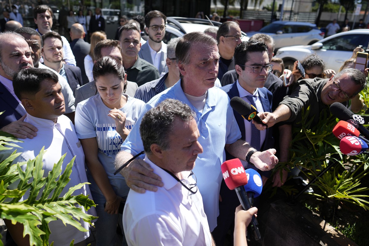 Former President Jair Bolsonaro, center, talks to the press as he leaves the hospital after a weeks-long surgical stay, in Brasilia, Brazil, Sunday, May 4, 2025. (AP Photo/Eraldo Peres)
Jair Bolsonaro