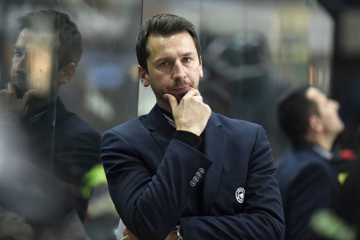 SCB-Nottrainer Lars Leuenberger übt die Denkerpose, muss sich aber vorerst keine Gedanken um einen neuen Job machen.
