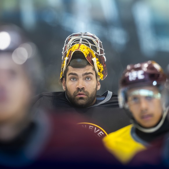 Geneve-Servette's Stephane Charlin (GSHC) and his teammates listen to instructions, during the first training session of the Geneve-Servette HC team ahead the new regular season of the National L ...