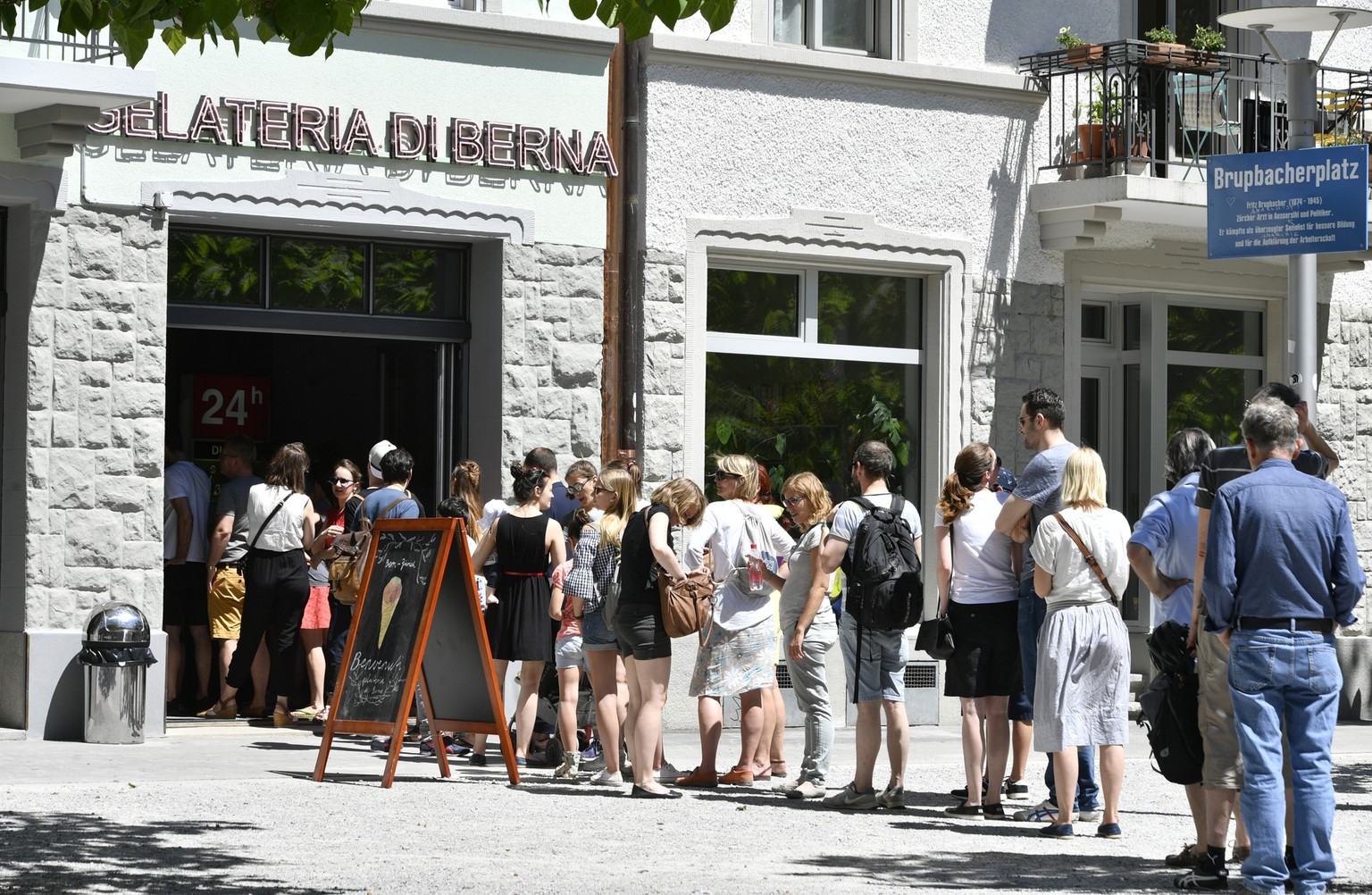 Gelateria di Berna, Zürich, Schweiz, 2017: Grossandrang an einem heissen Tag.