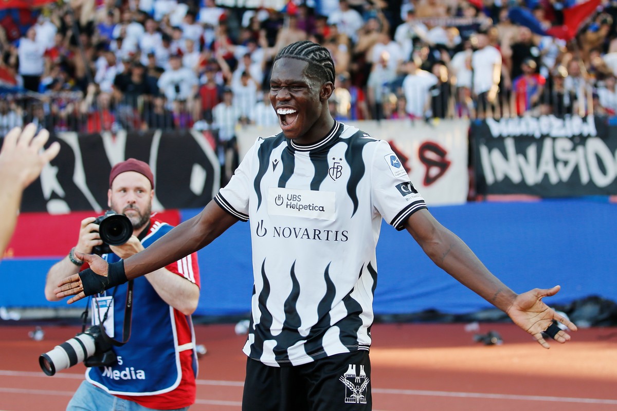Thierno Barry (FCB) jubelt nach seinem Treffer zum 0:2 im Meisterschaftsspiel der Super League zwischen dem Grasshopper Club Zuerich und dem FC Basel, am Samstag, 03. August 2024 im Stadion Letzigrund ...