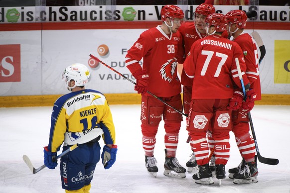De gauche a droite en rouge, le defenseur lausannois Lukas Frick, l&#039;attaquant lausannois Floran Douay, le defenseur lausannois Robin Grossmann et l&#039;attaquant lausannois Emilijus Krakauskas c ...