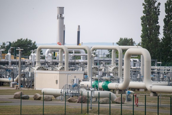 25.07.2022, Mecklenburg-Vorpommern, Lubmin: Rohrsysteme und Absperrvorrichtungen in der Gasempfangsstation der Ostseepipeline Nord Stream 1 und der �bernahmestation der Ferngasleitung OPAL (Ostsee-Pip ...