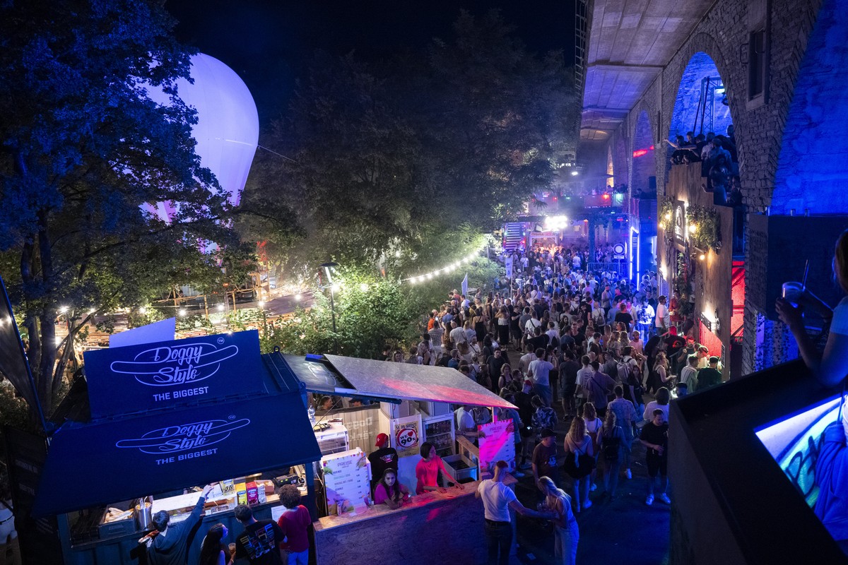 Besucher bewegen sich an der Badenfahrt 2023, aufgenommen am Freitag, 18. August 2023 in Baden. Das Volksfest Badenfahrt, das nur alle zehn Jahre stattfindet, dauert vom 18. bis zum 27. August 2023 st ...