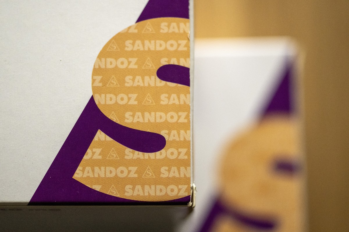 Das Logo des Schweizer Pharmaunternehmens Sandoz auf einer Medikamentenverpackung, fotografiert in Basel, am Donnerstag, 7. Maerz 2024. (KEYSTONE/Georgios Kefalas)