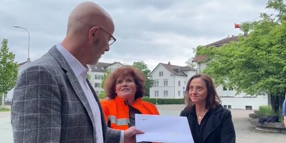 Grund sei, dass alles teurer werde und andere Gemeinden den Ausgleich bezahlen. Dafür haben rund 70 Prozent der Angestellten eine Petition überreicht.