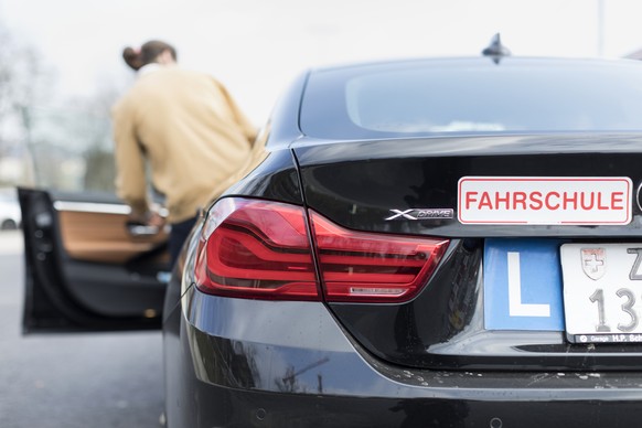 ZU EINER FAHRSTUNDE DER FAHRSCHULE FINOCCHIO STELLEN WIR IHNEN HEUTE, DONNERSTAG, 12. APRIL 2018, FOLGENDES NEUES BILDMATERIAL ZUR VERFUEGUNG --- A learner driver gets into a car of the driving school ...