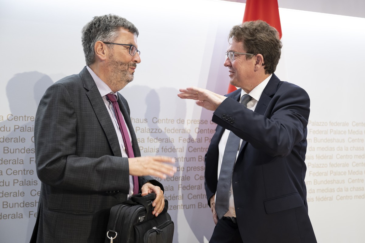 Bundesrat Albert Roesti, rechts, und Peter Fueglistaler, Direktor BAV, links, sprechen nach einer Medienkonferenz ueber die Botschaft zum Stand und zu Aenderungen der Ausbauprogramme fuer die Bahninfr ...