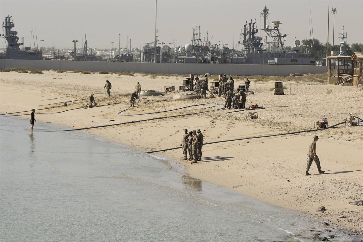 Sep 23, 2021 - Kuwait Naval Base, USA - Task Force Phoenix Soldiers teamed up with active duty and Reserve Soldiers from the 393rd Combat Sustainment Support Battalion, the 526th Quartermaster Composi ...