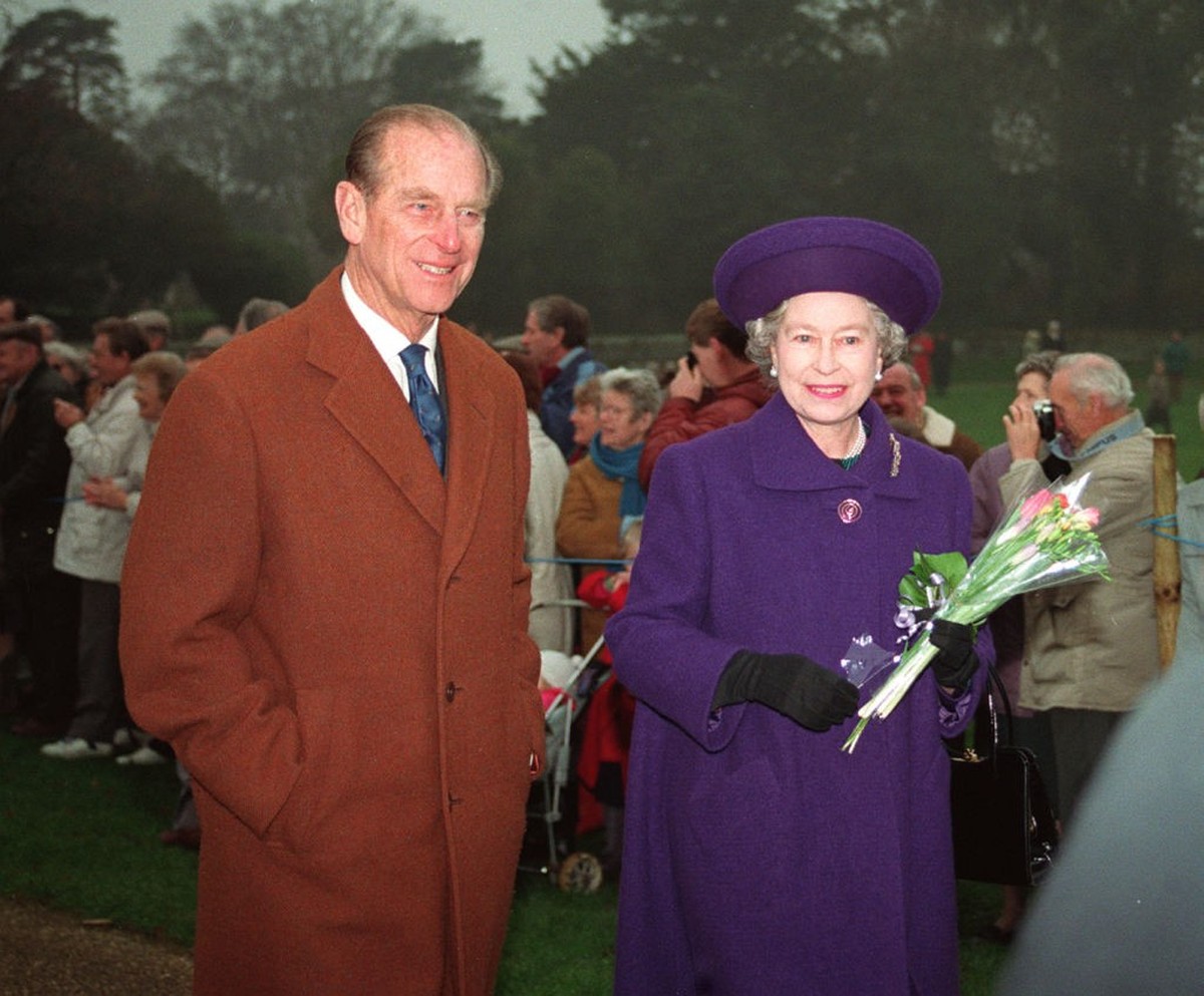 WINDSOR, ENGLAND - DECEMBER 08: Queen Elizabeth II thanks volunteers and key workers at Windsor Castle on December 08, 2020 in Windsor, England. The Queen and members of the royal family gave thanks t ...