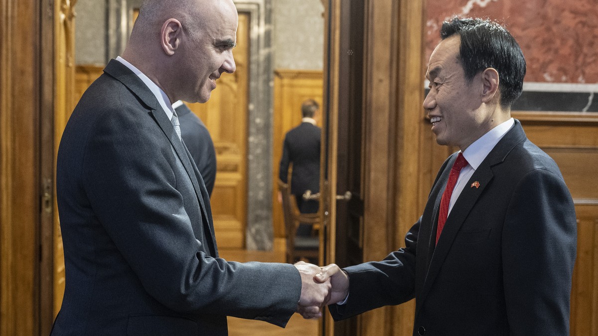 Bundespraesident Alain Berset, Mitte, und Vizebundespraesidentin Viola Amherd, links, begruessen Shiting Wang, Botschafter China bei der Ueberbringung der Neujahrsgruesse durch das Diplomatische Corps ...