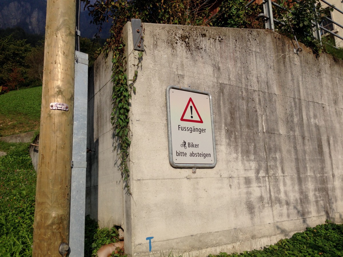 Eine Strasse hoch nach Seelisberg können sie nicht bauen in Bauen, aber Humor haben sie.