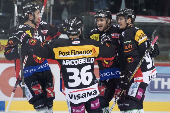 Berns Maxim Noreau, jubelt nach seinem Tor (1:0) mit Berns Simon Moser, Berns Mark Arcobello, und Berns Gaetan Haas, beim Eishockey Meisterschaftsspiel der National League zwischen den SC Bern und dem ...