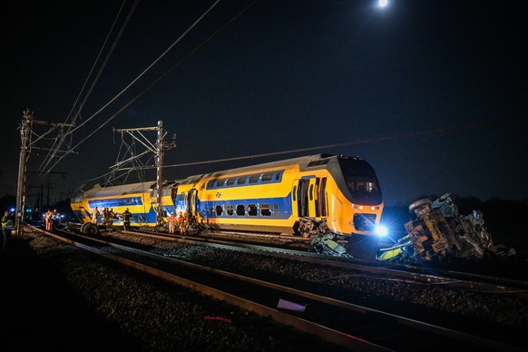 Voorschoten - A derailed train.  Several people were seriously injured in a collision between a passenger train and a freight train.  ANP JOSH WALET netherlands from - belgium from PUBLICATIONxINxGERxSUIx ...