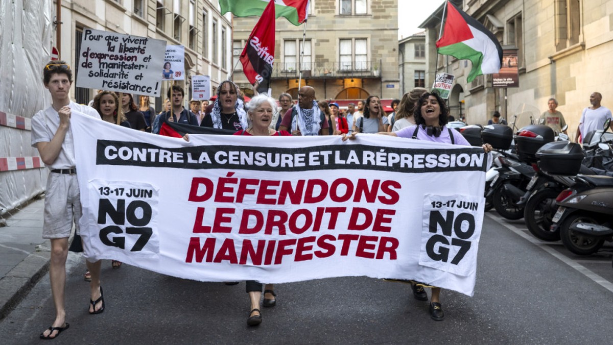 Le Grand Conseil genevois a refusé jeudi soir d'interdire une manifestation le 14 juin, en marge du Sommet du G7, comme le voulait le PLR. Pendant ce temps, environ 150 personnes ont défendu le d ...