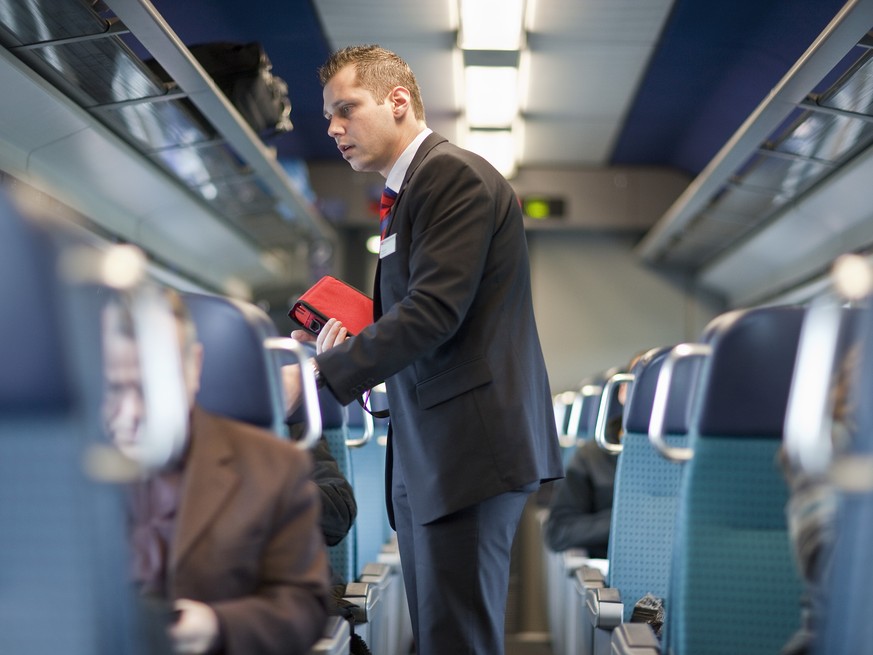 ARCHIVBILD ZUR VERGABE DER FERNVERKEHRSKONZESSIONEN DURCH DAS BAV, AM MONTAG, 23. OKTOBER 2017 - A ticket collector checks the passengers' tickets in an InterCity train of the Swiss Federal Railw ...