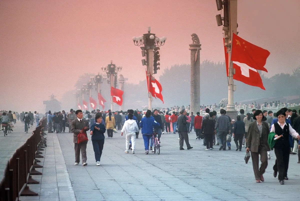 Schweizer Flaggen über dem Tiananmen-Platz beim Staatsbesuch von Bundespräsident Jean-Pascal Delamuraz in Peking (Oktober 1996).
