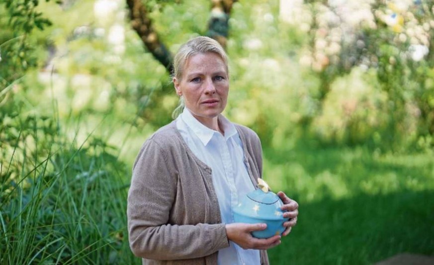 Eva Finkam mit einer Urne, die sie selbst entworfen hat. Es ist auch schon vorgekommen, dass ein Kind bei der Gestaltung noch Wünsche angebracht hat.