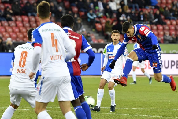 Der Basler Mohamed Elyounoussi, rechts, schiesst das 0-1 fuer Basel beim Fussballspiel der Super League Grasshopper Club Zuerich gegen den FC Basel im Stadion Letzigrund in Zuerich am Sonntag, 17. Dez ...