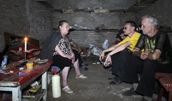Eine Familie versteckt sich im Keller. Wasser und Nahrung werden knapp.