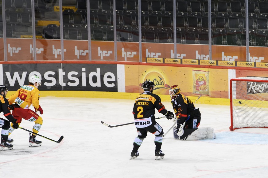 Langnaus Jules Sturny, zweite-links, schiesst ein Tor (2-1) gegen Berns Tristan Scherwey, links, Berns Beat Gerber, zweite-rechts, und Berns Torhueter Tomi Karhunen, rechts, beim Eishockey Meisterscha ...