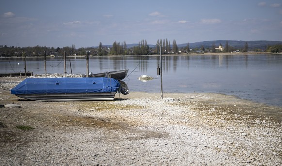 Ein Boot liegt auf dem Trockenen am Untersee, aufgenommen am Mittwoch 9. April 2025 im thurgauischen Ermatingen. Wegen zu wenig Regen und Schmelzwasser ist der Wasserstand am Bodensee sehr niedrig. (K ...